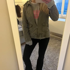 Militär grön jacka - Säljer nu min militärgröna vårjacka då den ej används längre. Skriv för fler bilder! Det står att den är L i storlek men jackan är väldigt liten i storlek.