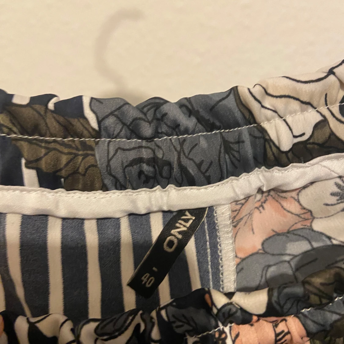 Randiga blommiga byxor från Only - 2