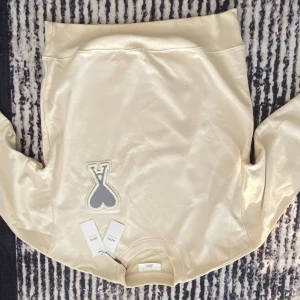 Beige sweatshirt från Ami - Den är helt ny och oanvänd. Vill bara bli av med den!!!