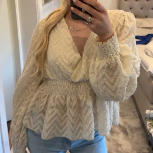 Beige blus med volangdetaljer - Säljer en söt beige blus med volangdetaljer från Zara, som ny💗
