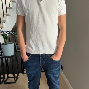 Vit kortärmad t-shirt från Massimo Dutti - Säljer en stilren vit kortärmad piké från Massimo Dutti. Den är tillverkad i bomull och har en bra passform med knappar vid halsen. Storleken är M passar även perfekt till storleken S.  Perfekt till sommaren🙌🤩tveka inte att höra av dig vid minsta fråga🙋‍♂️ 