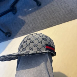 Gucci keps navy M - Gucci canvas navy keps i storlek M. Kommer med påse.  Knappt använd!