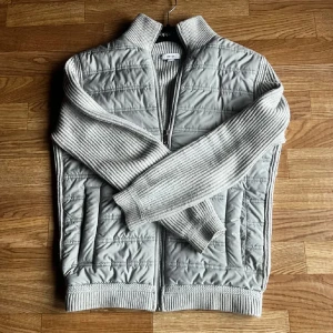 Grå Cardigan - Grå cardigan från reiss, fint skick, lite nopprig och liten liten defekt vid bröstet, annars topp skick, nypris 3795. Mitt pris, 1399. Vid mer bilder eller frågor, skriv gärna. Se defekt på sista slide