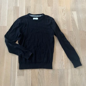 Svart crewneck Pier One - Säljer en stilren svart tröja från Pier One. Tröjan är i väldigt bra skick och i storlek XS. Skriv vid funderingar!!! ❗️PRIS KAN DISKUTERAS❗️