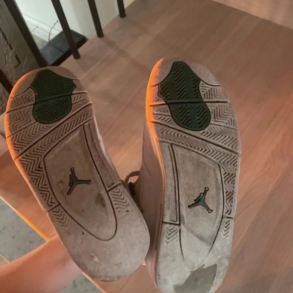 Nike Air Jordans 4 med gröna detaljer - 2