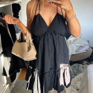 Svart klänning med smala axelband - Prislappen är kvar aldrig använd💓