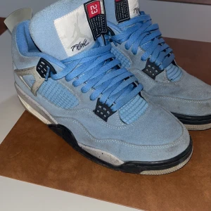 Air Jordan 4 Unc  - Säljer ett par Air jordan 4 university blue då de inte kommer till användning, använt ett par gånger men fortfarande i mycket gott skick, storlek 45 