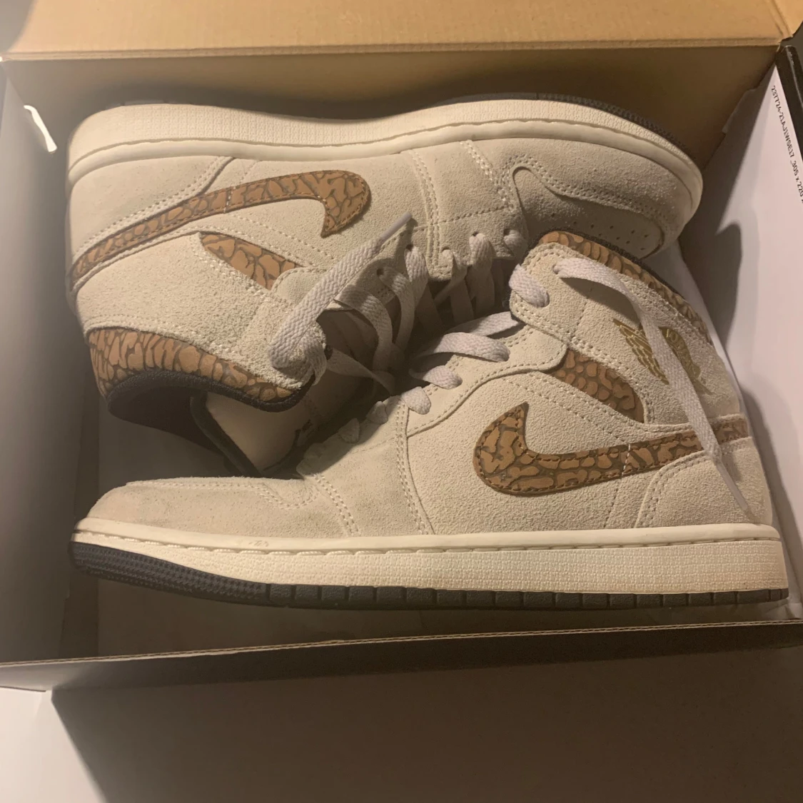 Nike Air Jordans med mönstrad detalj - 3