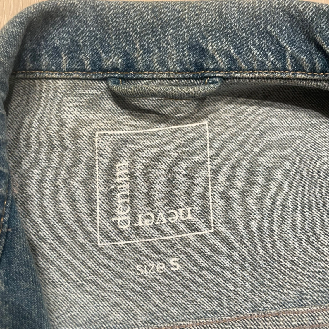 Ljusblå jeansjacka från bikbok  - 2