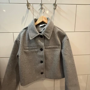 Grå vårjacka🩶 - Säljer en jättefin grå vårjacka i storlek S. Använt fåtal gånger och är i mycket bra skick! Ställ gärna frågor om du är osäker!💕