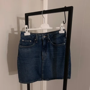 Blå jeanskjol från Weekday💕 - Snygg blå jeanskjol från Weekday💕Finns viss slitage över gylfen kolla bild. Ansvarar inte för postens slarv🤗