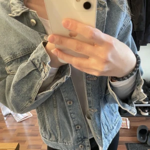 Blå jeansjacka - säljer en super snygg jeans jacka i nyskick 🥰 storlek xs/s 