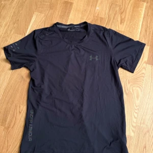 Under armour t shirt - Bra skick 