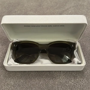 Gröna solglasögon från Chimi - Snygga gröna solglasögon från Chimi med en stilren design, 07. De har en fyrkantig form och kommer i en vitt påse och fodral. Pris kan diskuteras!
