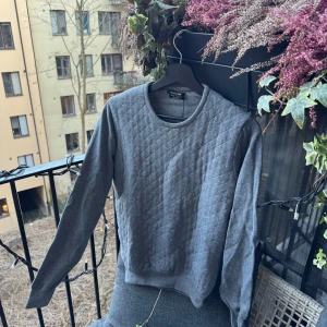 Massimo Dutti tröja Kashmir mix  - Fint begagnat skick, kolla sista bilden för mättningar, uppskattar storleken att vara S nypris på någon tusenlapp så passa på inför sommaren och våren!🤩  Köp gärna i bundles för att underlätta i frakt och på detta vis blir jag mer flexibel i pris! Våga buda! 🚚🤝