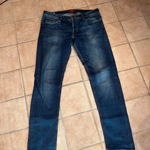 Blå jeans Slim/Glenn Jack & Jones - Snygga blå jeans med slim passform. Har använts men har inte några synliga skador utan är bara lite äldre. Storleken är W34 L34