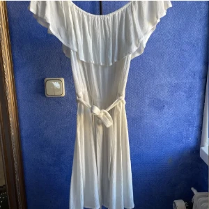 Vit offshoulder klänning - Perfekt till studenten eller en sommardag! Använd fåtal gånger ☺️bandet i midjan går att justera och även ta bort 💞