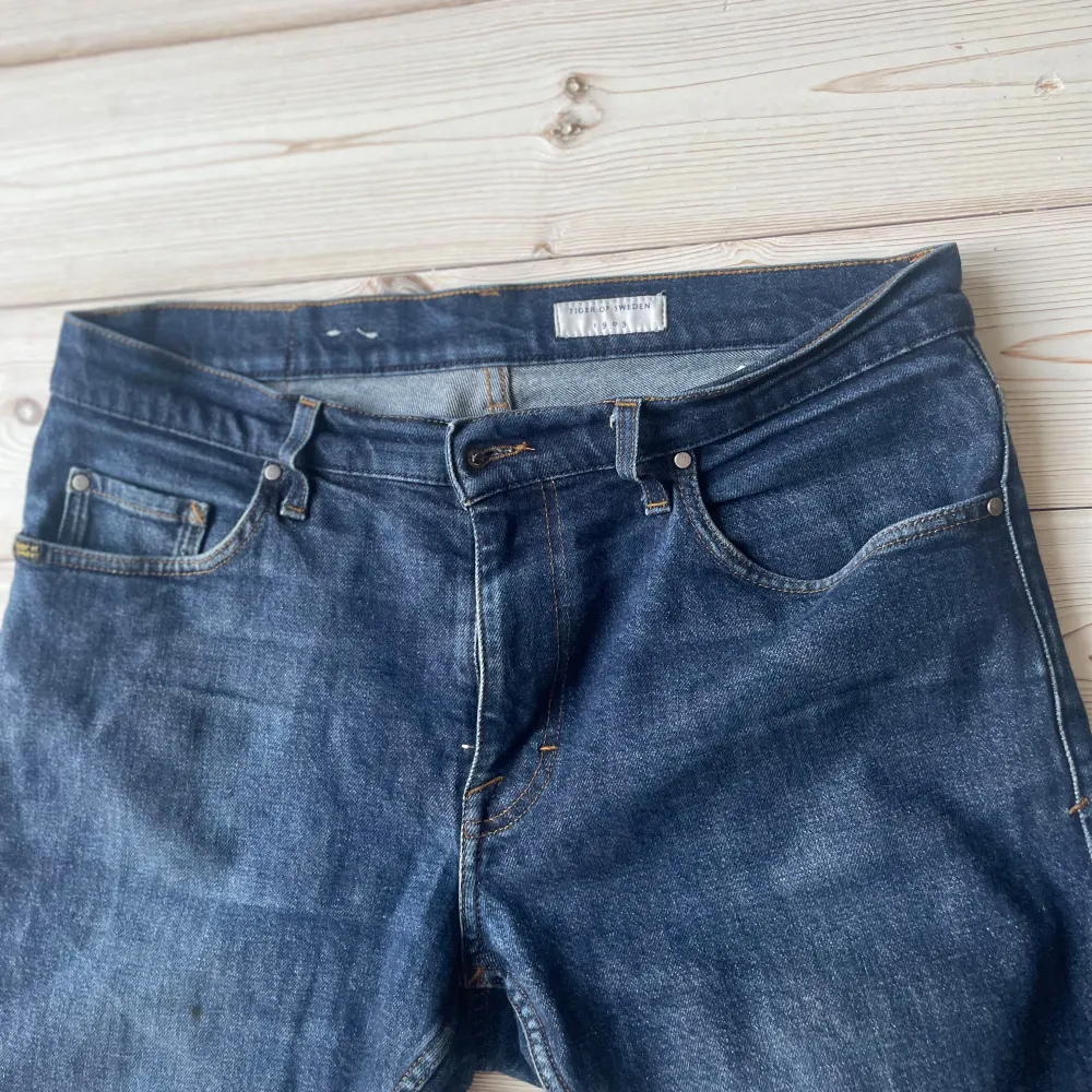 SĂ€ljer nu mina Tiger of Sweden jeansđ Storlek: 33/32 (Passar Ă€ven 31/34), Skick: 9,5/10 (NĂ€stan helt ny), Nypris: 1599kr, Mitt pris: 269kr, Skriv vid minsta frĂ„ga, Fraktar alltid inom 48h efter köpđŠ. Farkut & Housut.