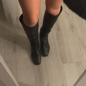 Svarta stövlar med dragkedja - Snygga svarta stövlar i skinn med dragkedja på sidan. Klacken är 4 cm och är bekväma att ha på sig 🥰 endast använda 2 gånger har lite repor på sig där fram men ingen som syns på långt håll och inget man tänker på 