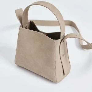 Beige axelväska från Gina - Säljer den populära pu väskan från Gina i mini, inga defekter och knappt använd så gott som ny😊