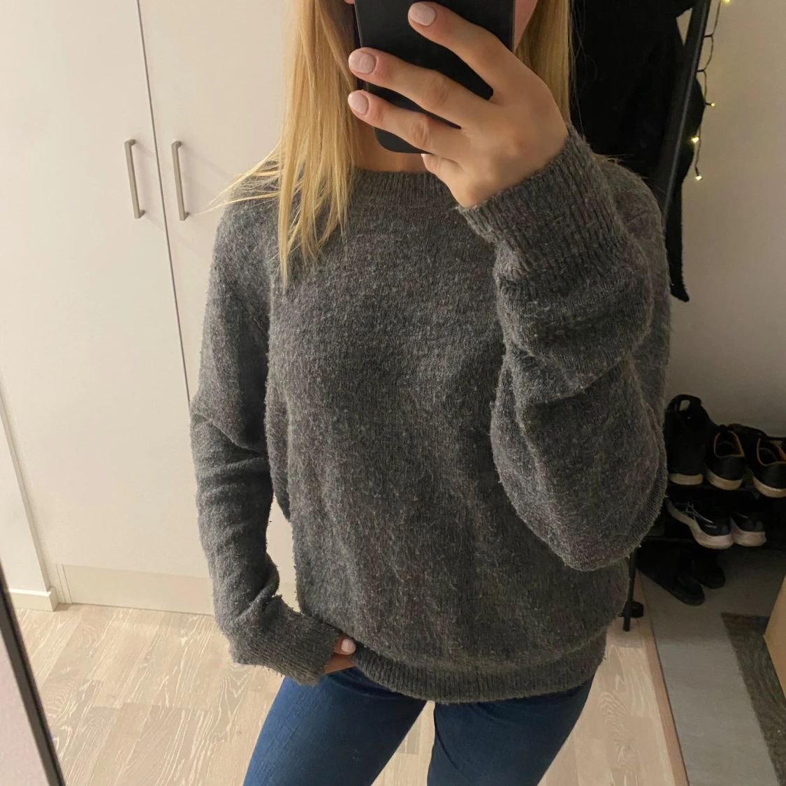 Grå stickad tröja