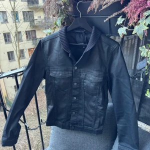   J. Lindeberg Overshirt  - Mycket stilren modell perfekt inför våren 🤩  •Skick: 9/10 finns tecken på användning   •storlek📏: S enligt mått och jacka  •Nypris/Butikspris:💰 ~1599kr   Köp gärna i bundles för att underlätta i frakt och på detta vis blir jag mer flexibel i pris! Våga buda! 🚚🤝