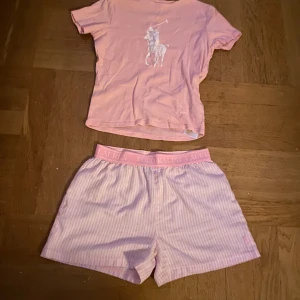 Polo Ralph Lauren pyamas💕💤 - Säljer ett jättesött rosa pyamas sätt från polo Ralph Lauren❤️ sättet är köpt i Frankrike så vet ej om man kan få tag på det i Sverige
