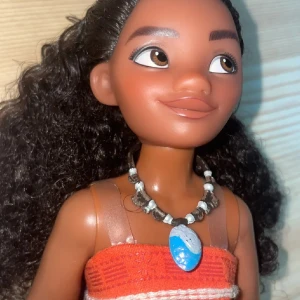 Moana Docka från Disney - original - Original Moana docka från Disney. Köpt för 299kr säljer för endast 150kr! Perfekt som present🎁
