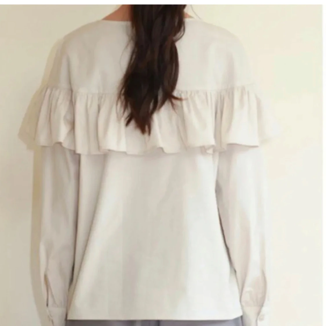 Vit blus med volangdetalj - 1