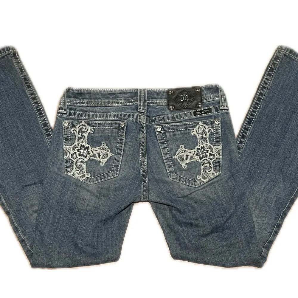 skicka prisförslag! såå snygga blå jeans från Miss Me med kors och rhinestones på bakfickorna. alla stenar sitter kvar. lowwaist, bootcut och bra skick. stl 26, midjemåtten är ca 36 och innerbenslängden är ca 75. skriv om du har några frågor och kolla min profil för annat snyggt 💗. Farkut & Housut.