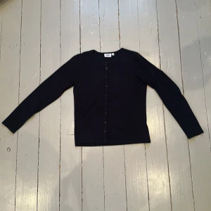 Marinblå  kofta från Saint tropez 🌸🌴 - Säljer en stilren matinblå kofta från Saint tropez . Den har långa ärmar och knappar längs hela framsidan. Perfekt för lager-på-lager och enkel att matcha med olika outfits. Super fin ju 💕💯