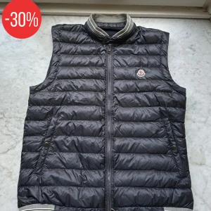 Moncler väst - LAGERRENSNING! En extremt snygg och sällsynt moncler väst för ett galet pris! Modellen är 186. Inga defekter!