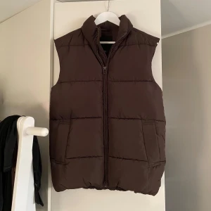 Monki brun väst  - I nyskick, vadderad med hög krage, passar även storlek XS/S. Mjuk & varm och sitter som en oversize🩷