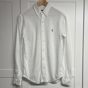 Ralph lauren skjorta - Ralph lauren skjorta i bra skick. Använt den sparasamt och inte alls många gånger. Detta är ett lite stretchigare Oxford som gör att den formar sig bra mot kroppen. Sitter som storlek S