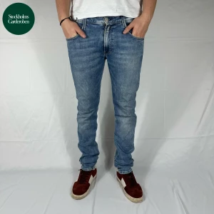 Replay Anbass Jeans - Jeans från Replay | Storlek: 31/34 - Skicket på jeansen är väldigt bra utan defekter - Vårat pris: 549kr - Nypris: 1,199kr - Modellen är 185cm och väger 81kg. 