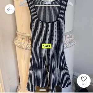 Mörkblå ärmlös klänning från Zara  - Snygg mörkblå ärmlös klänning från Zara med vita ränder. Klänningen är i nyskick och har aldrig används. Lånad bild!💕