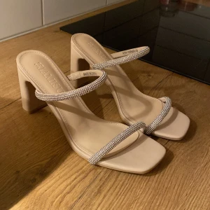 Klackskor  - Säljer dessa klackskor från New yorker då dom inte passade mig. Väldigt fina och oanvända. 