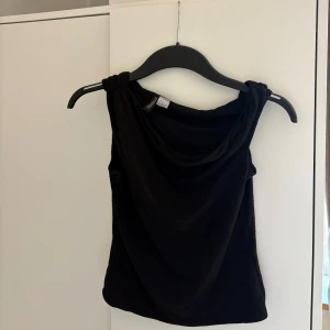 Topp från hm - Toppen ska sitta med ena armén på axeln och den andra off shoulder. Använd fåtal gånger