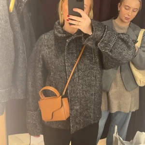 Grå ulljacka från &other stories med hög krage - Så snygg grå jacka till våren!  Jackan har långa ärmar och en stilren design som passar perfekt för dig som vill ha en klassisk look med en modern touch🫶🏼Nypris 2999kr