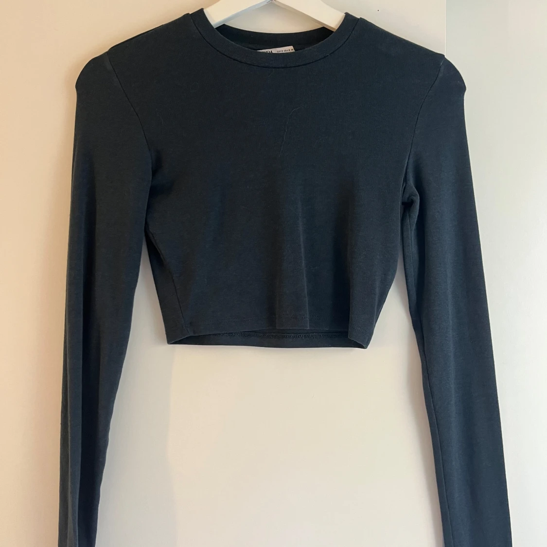 Svart croppad långärmad topp - 1