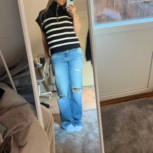 Svart och vit randig tröja med dragkedja - Säljer en svart och vit randig tröja med dragkedja i halsen. Tröjan har en lös passform och är ärmlös. Armarna är ganska breda så man kan se in i tröjan lite från sidan om man lyfter upp armarna. Pris kan diskuteras❤️