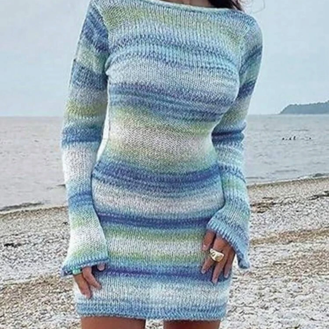 Populär klänning med öppen rygg