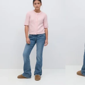 Lågmidjade jeans  - Säljer domma fina Lågmidjade jeans ifrån Gina Tricot Young i storlek 164 ,bara använda någon gång 