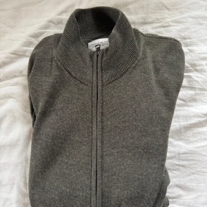 Merino ull kofta - Supersnygg kofta med zip från These glory days i merino ull. Riktigt skön och snygg inför vår. Super bra skick, inga defekter men använd några gånger 