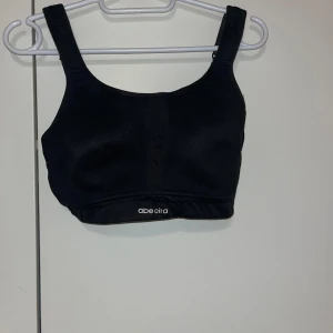 Urheiluliivit - Ihanat mustat urheiluliivit. Koko 70F. Kissatalous MMM, lisätietoja saa kysymällä  Katsothan myös muut ilmoitukseni Mikäli hinta ei miellytä tarjoa rohkeasti