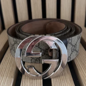 Gucci Supreme Belt - Gucci Supreme Belt  Storlek: 105, finns flertal hål. Skick: 7,5/10 Nypris: 4800kr Pris: 2400kr Frakt: (Hemlevererat spårbart)📦  Tveka inte att höra av dig vid minsta frågan!