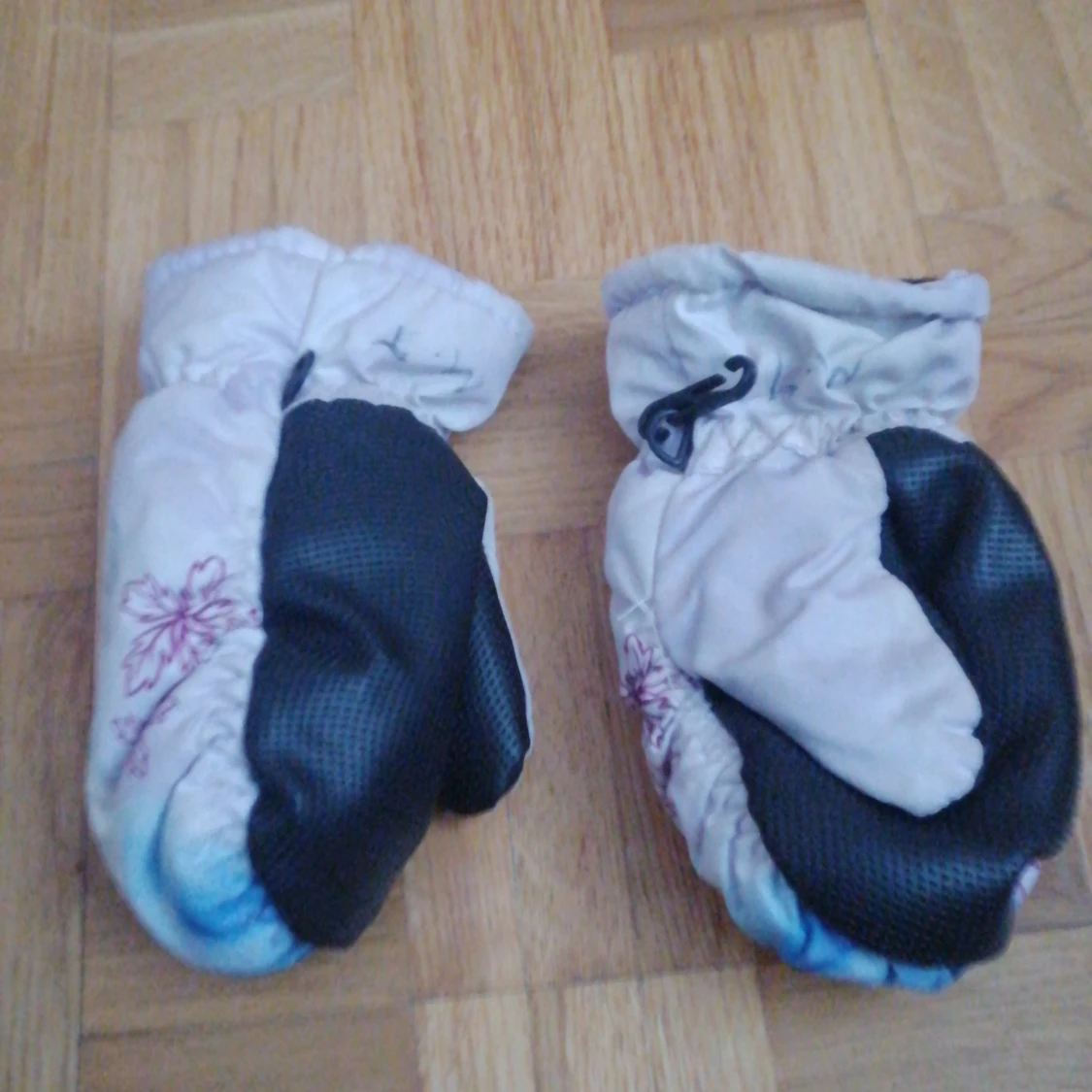 Vita vinterhandskar med motiv - 1