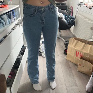 Blå jeans med rak passform - Snygga blå jeans med en klassisk rak passform. De har en mid midja och femficksdesign. Perfekta för en avslappnad stil.