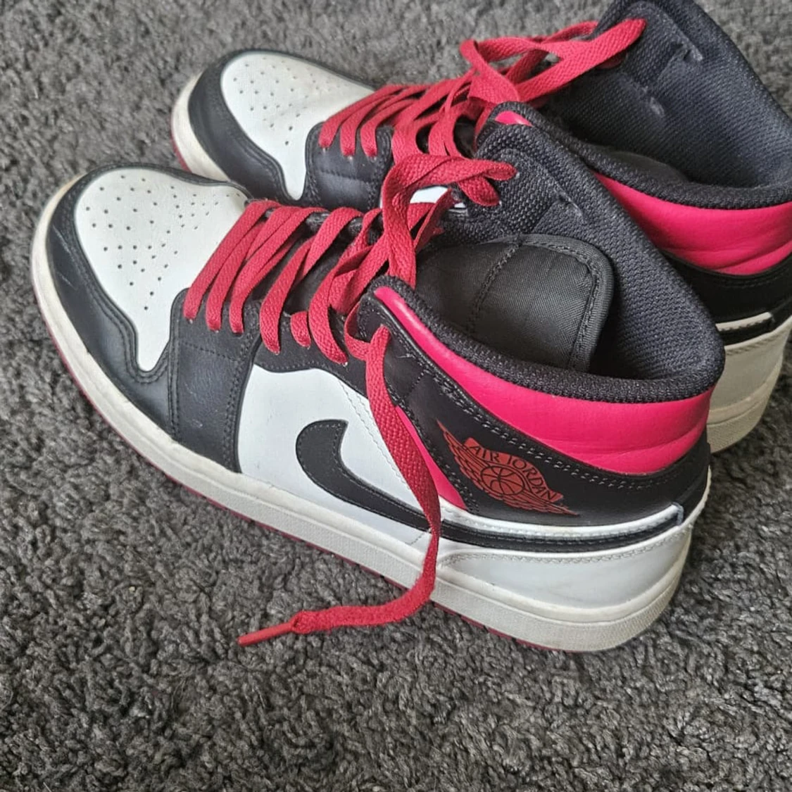Nike Air Jordans med röd snörning och röd sula - 1