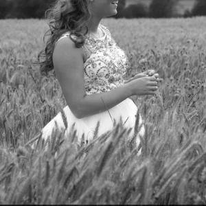 Vit klänning med guldpaljetter - Elegant vit klänning dekorerad med guldpaljetter på överdelen. Klänningen har en ärmlös design och en  kjol i tyll som går till mitten av låren på mig, som ger en drömlik känsla. Perfekt för speciella tillfällen som studenten 🥰